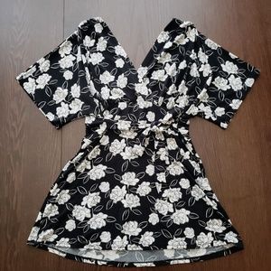 🔥3/$15 WHBM Rose Pattern Tie Back V Neck Top